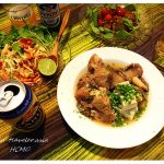ベトナム自炊生活４８ 骨付き豚肉の醤油ラーメンスープ風煮込み！
