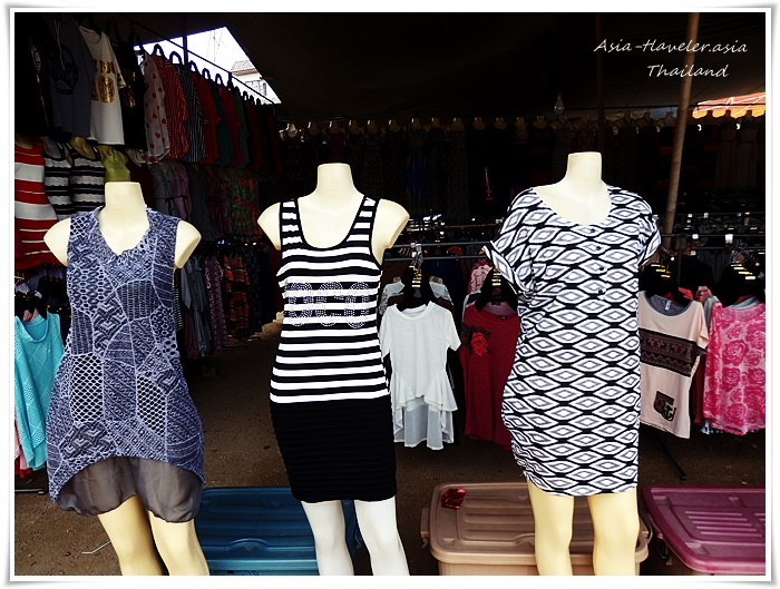 パタヤのマーケットでマネキンに飾られたレディースファッション