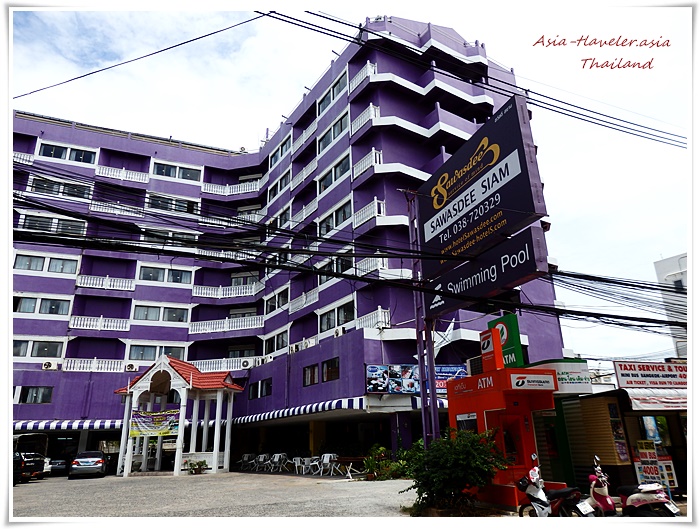 パタヤの紫色の外壁が特徴的なサワディーサイアムホテル外観