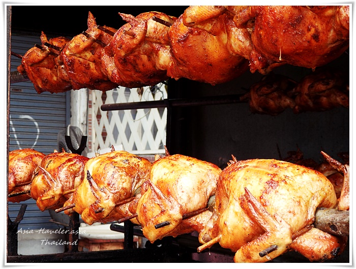 タイ・パタヤ近くの屋台で串刺しにされた鶏の丸焼きガイヤーン