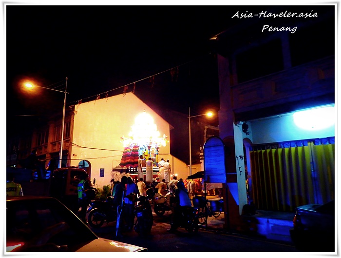 ジョージタウンの夜に発見したインド系祭りの山車と人々