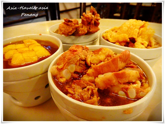 ペナンのバクテー店に並ぶ排骨・軟骨・腐竹などの小鉢