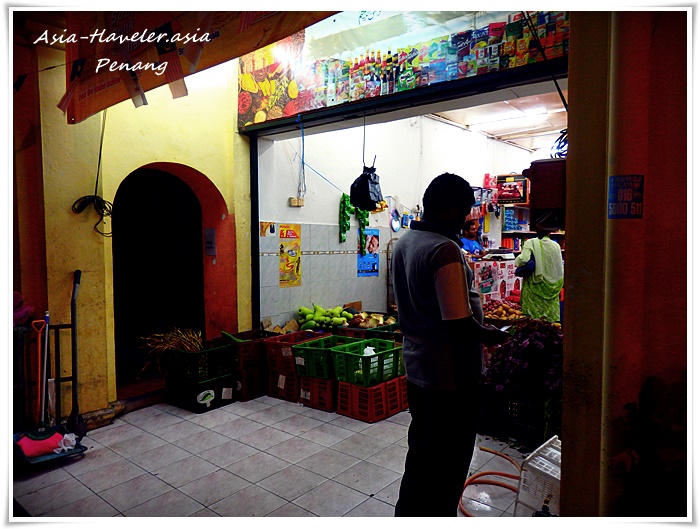 ジョージタウンの夜の食材店と立ち寄る男性客