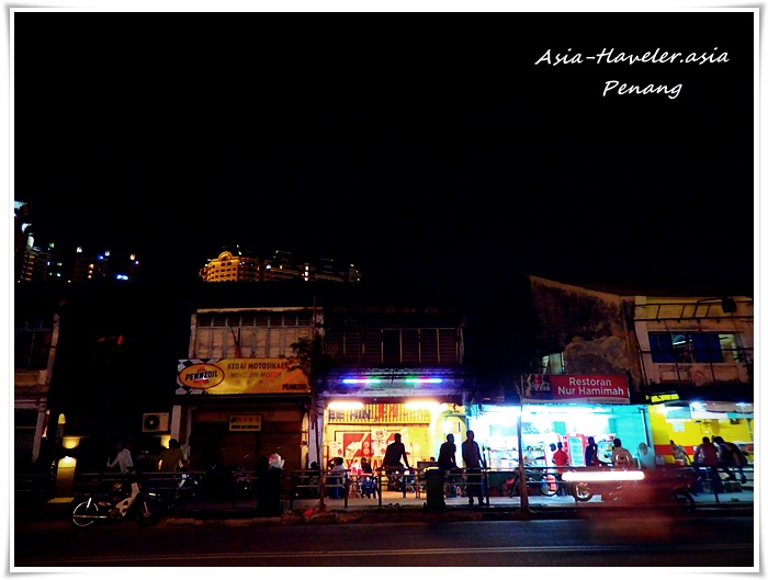 ペナン島ジョージタウンの夜の商店街とRestoran Nur Hamimah