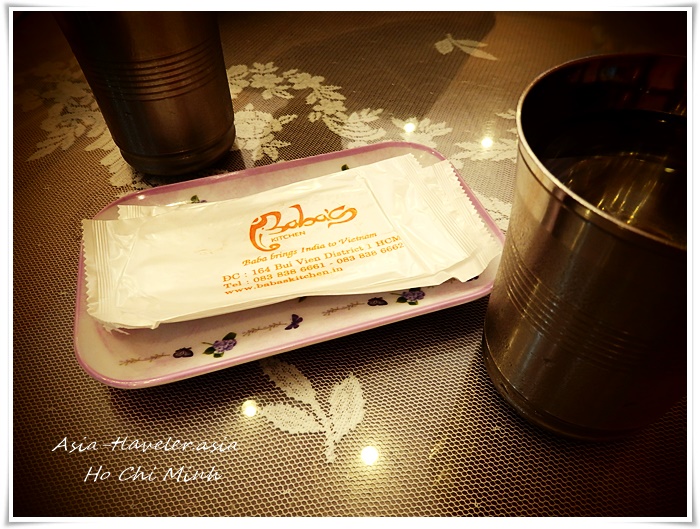 Baba's Kitchenのロゴ入りおしぼりと金属カップ