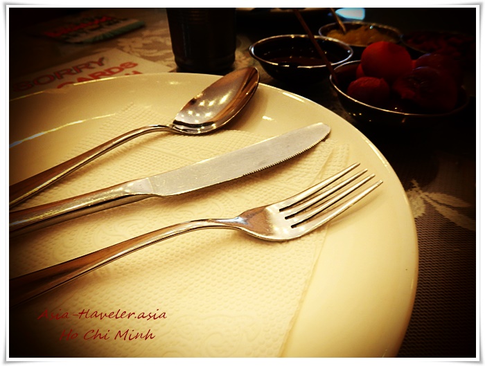 ホーチミンBaba's Kitchenの清潔なカトラリーセットと薬味