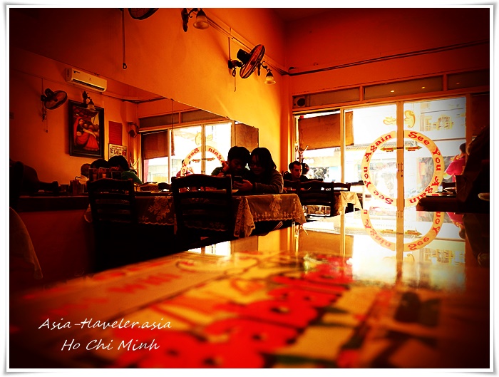 ホーチミンBaba's Kitchenの温かみある店内と食事中の客