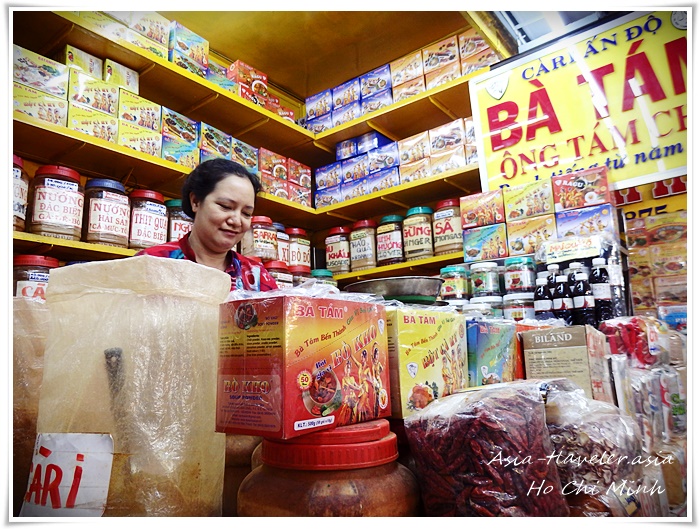 ホーチミンBA TAMのスパイス売り場と店員