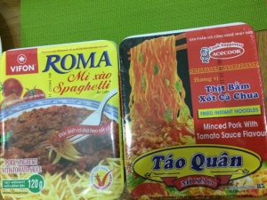 スパゲッティ、右がフライドヌードル