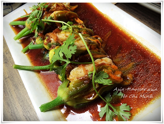 ホーチミンのレストランで提供される赤いソースのベトナム料理