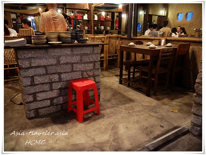 ホーチミンのMountain Retreat店内・赤い椅子とレンガカウンター