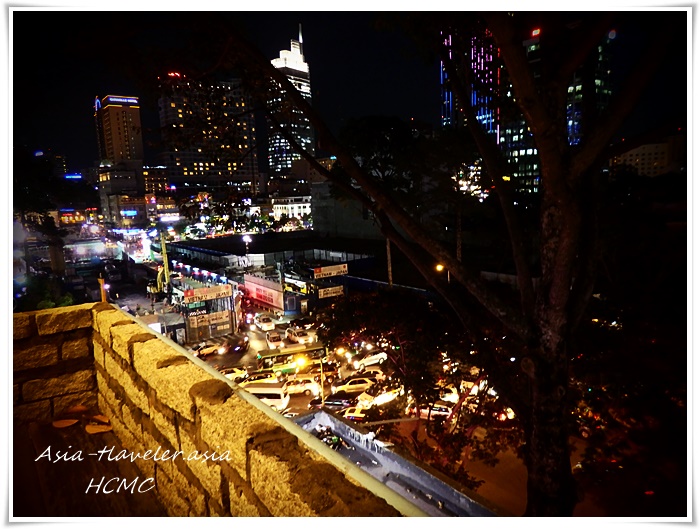 ホーチミン市街の夜景を見下ろすMountain Retreatのテラスからの眺め