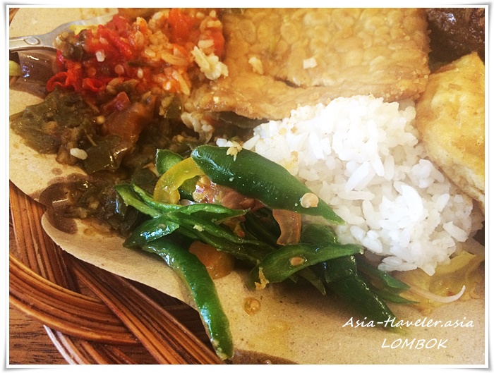 ロンボク島クタのナシチャンプル・唐辛子炒めとご飯の盛り合わせ