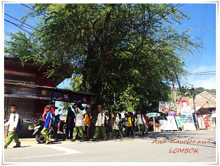 ロンボク島クタの通りを歩く地元の子どもたち