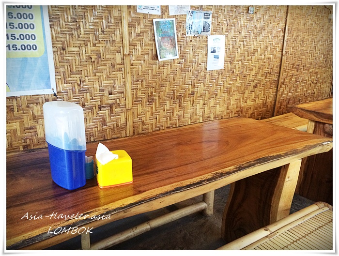 ロンボク島クタのワルン木製テーブルと竹編み壁の店内