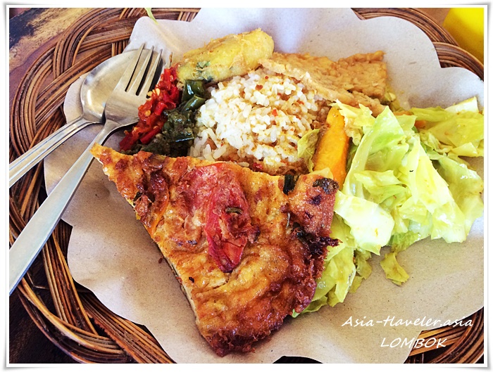 ロンボク島マサカン・パダンの揚げチキンとサンバル盛り合わせ