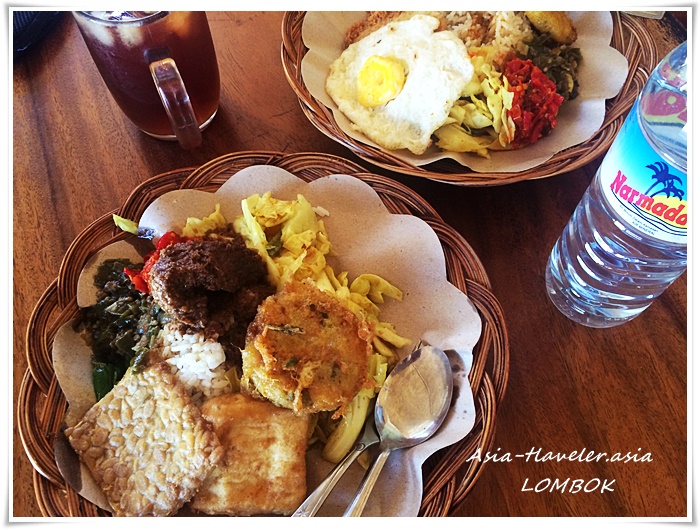 ロンボク・クタのパダン料理店でナシチャンプルとレンダンサピ