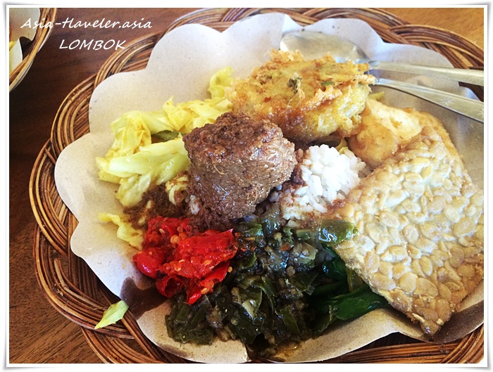 ロンボク島クタのパダン料理ナシチャンプルにレンダンやサンバルが並ぶ一皿