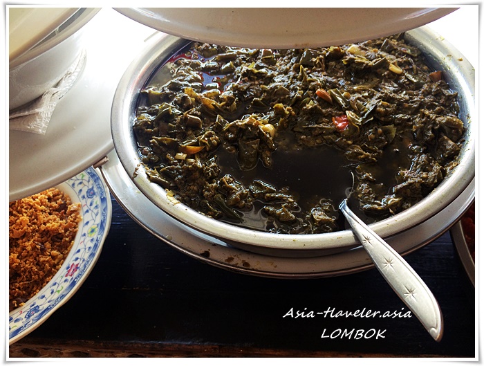 ロンボク島のナシチャンプルに添えられた黒いレンダン・サピ