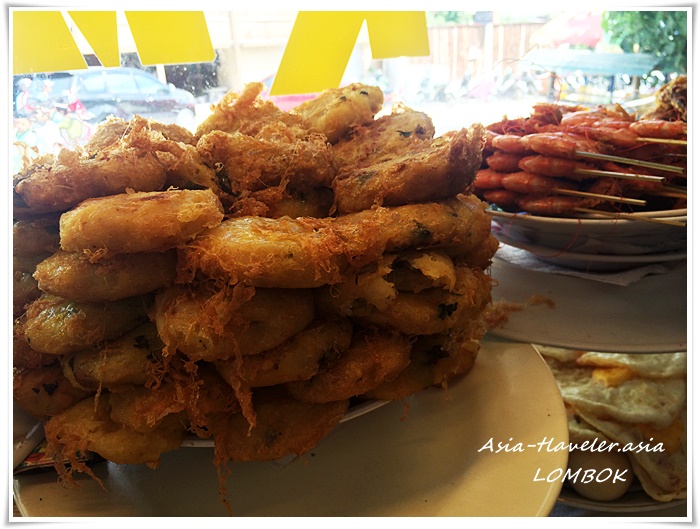 ロンボク島クタのパダン料理店に積み上げられたPerkedel Kentang