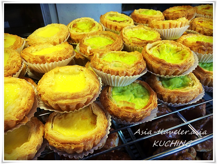 クチン・金閣美食中心の黄色と緑のエッグタルト