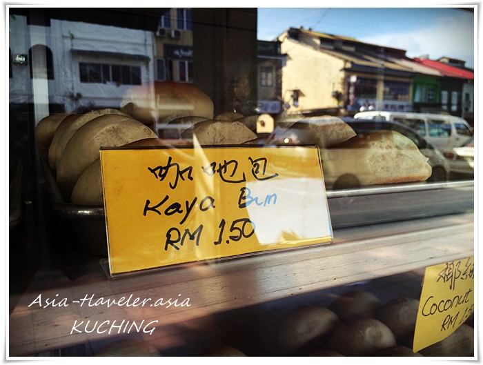 クチンのベーカリーショーケースに並ぶカヤバン（RM1.50）