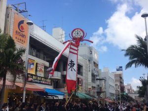 那覇大綱挽き 東の旗