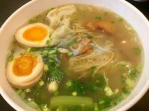 シンガポール料理店でワンタン麺