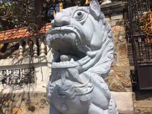 餅が喉に詰まったって顔の獅子