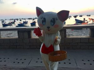 ベトナム、猫の着ぐるみと夕日