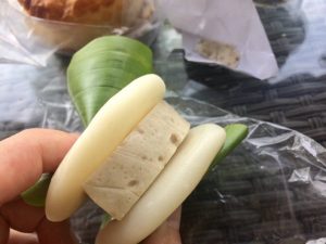 #バインザイ というものらしい。ベトナムの餅米を炊いて作った餅サンド