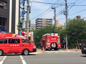 一部停電で信号機全部故障、消防車