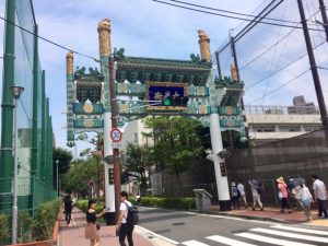 横浜中華街の朱色の門と青空