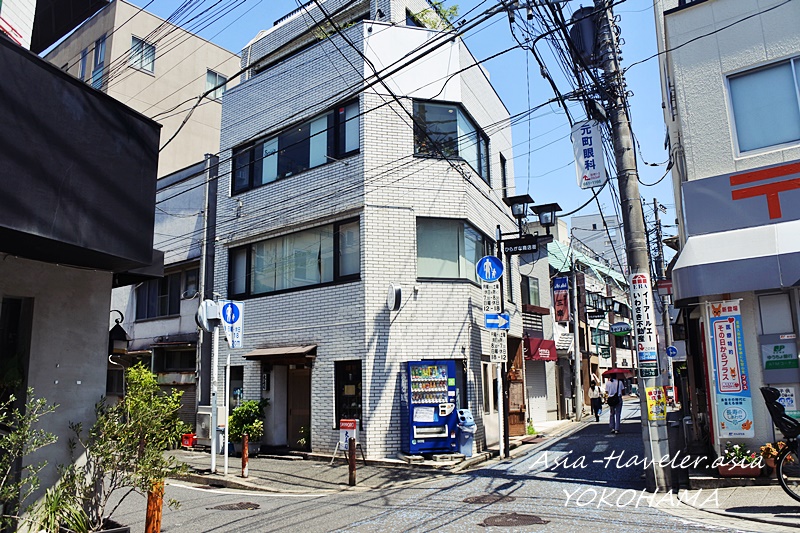 石川町駅付近のひらがな商店街がある路地の交差点