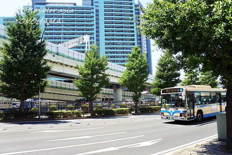 横浜・元町交差点付近を走る路線バスと高架橋