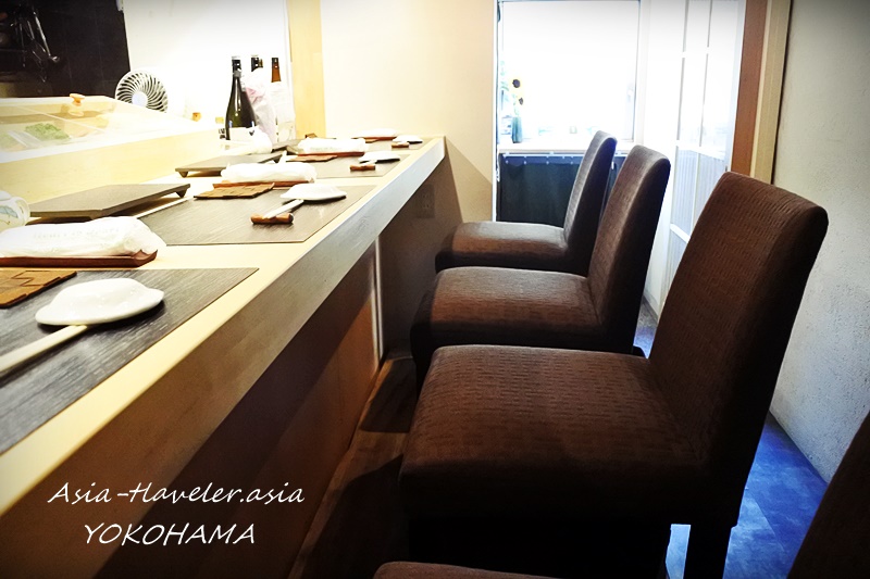 横浜・鮨処益子のカウンター席と落ち着いた店内