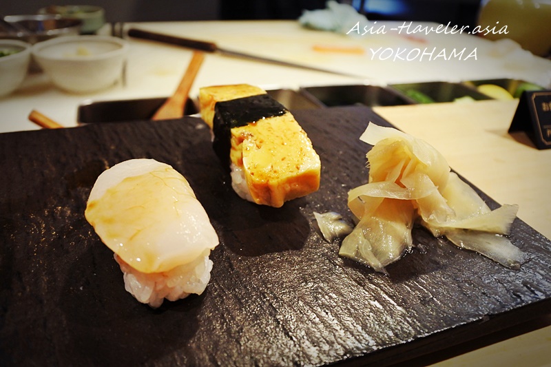 横浜・鮨処益子のホタテと玉子にぎり黒石板盛り