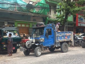 ミャンマー工事車両