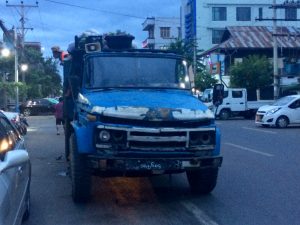 ミャンマーの古いトラック、ゴミ収集車