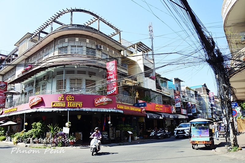 プノンペンの角地に構えるCome Here Restaurantの外観