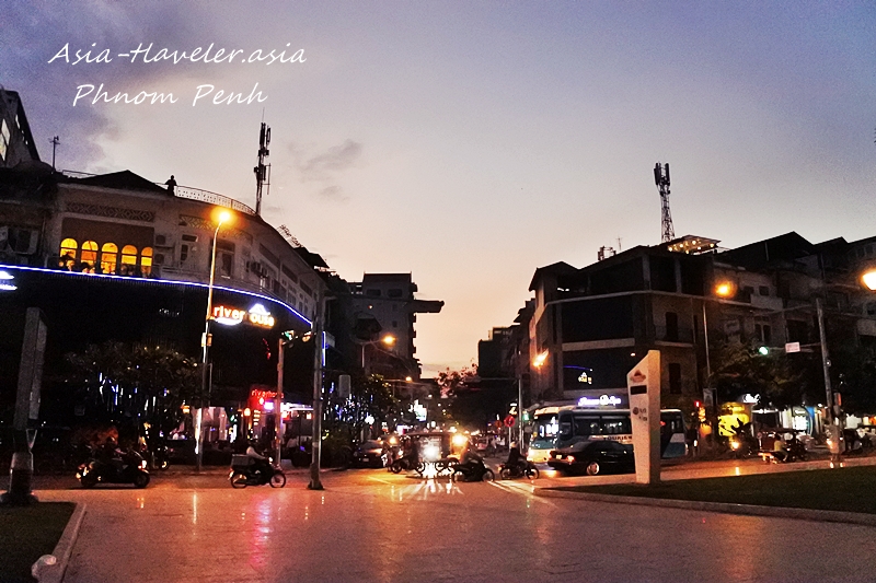 プノンペン・リバーサイドの夕暮れ時の街並みとネオン