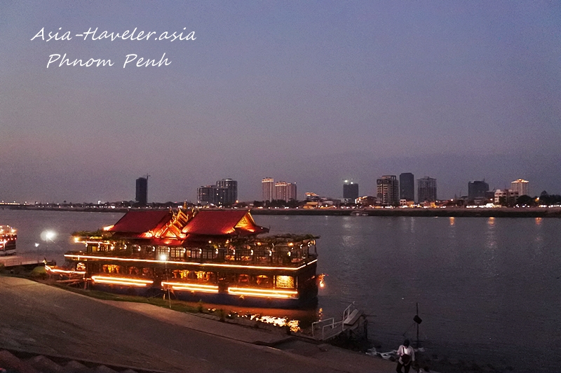 プノンペン・リバーサイドのライトアップされた船上レストランと夜景