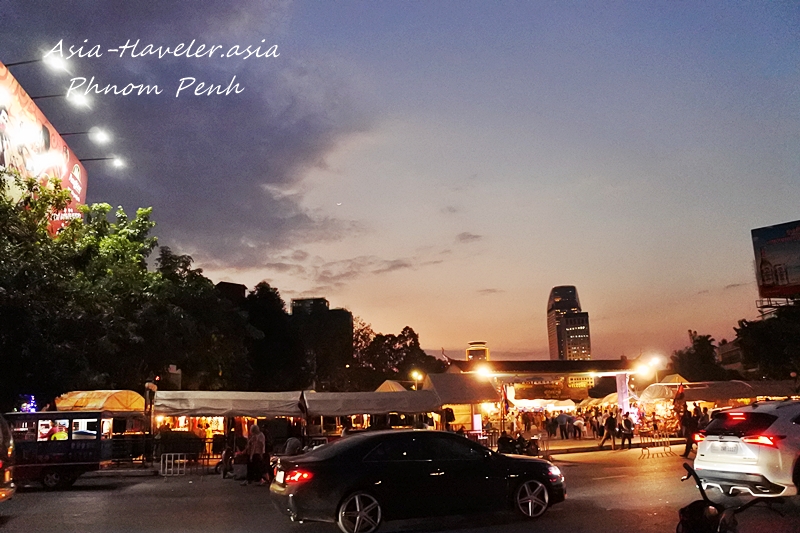 プノンペン・ナイトマーケットの夕暮れ時の屋台とビル群