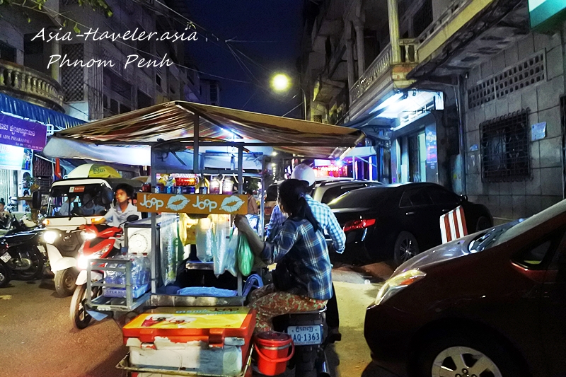 プノンペン飲み屋街の路上を走るバイク屋台