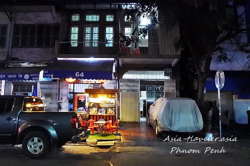 プノンペン夜の飲み屋街に灯る小さな屋台