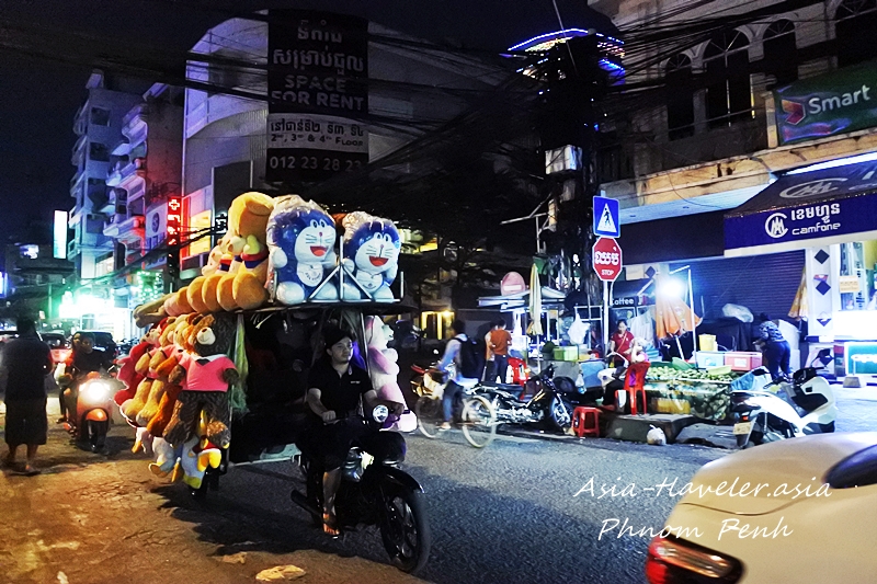 プノンペンの夜道をドラえもんのぬいぐるみ満載で走るバイク