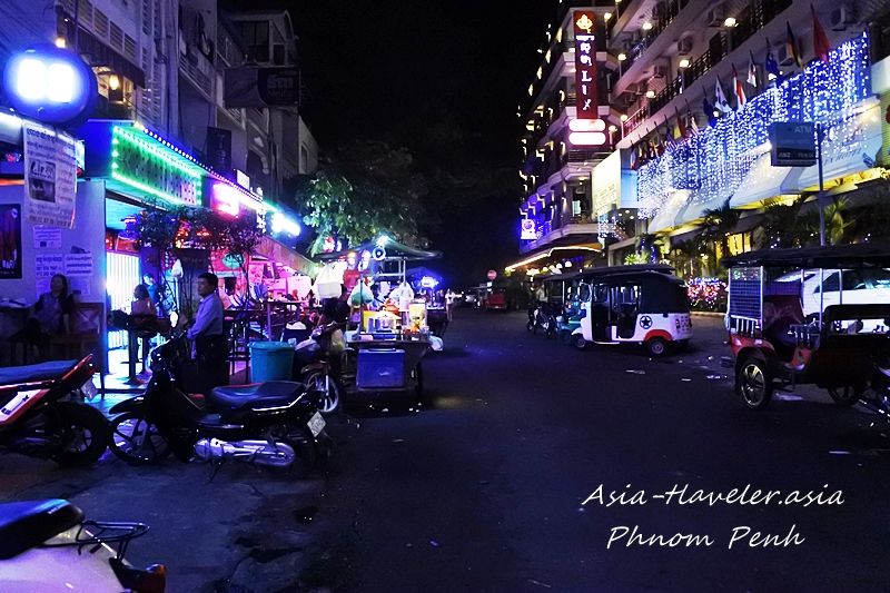 プノンペンの飲み屋街に輝くネオンと行き交う人々の夜景