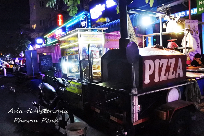 プノンペン夜市のピザ屋台と屋台街の夜景