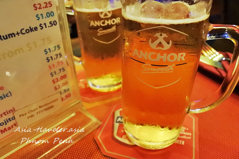 プノンペンPka ChanレストランのAnchorビールジョッキとドリンクメニュー