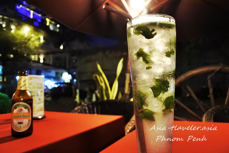 プノンペンのバーで注ぐミントたっぷりのモヒートとビアラオ